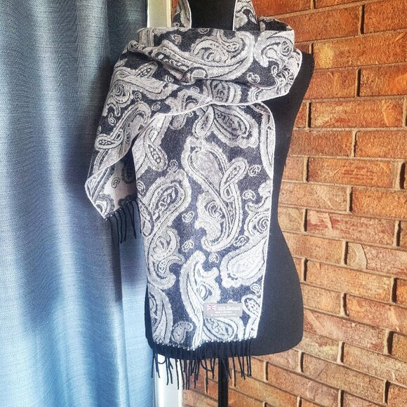 NWOT!! 100% Cashmere Black/Gray Paisley Scarf w/Fringe - made in Scotland - OS - Picture 1 of 11